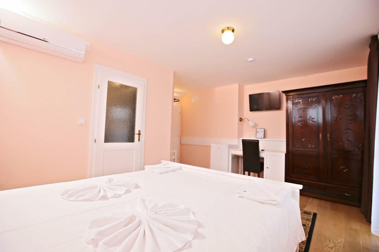 Boutique Apartments Oradea Buitenkant foto
